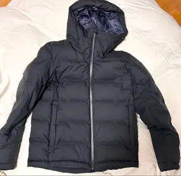 유니클로 후드 부착 블랙 다운 자켓 사이즈 M 블랙