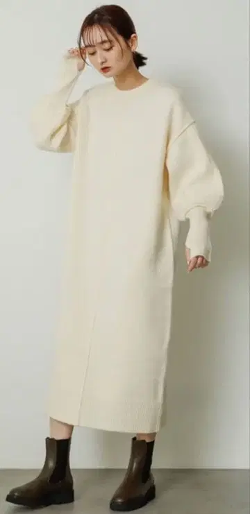 어반 리서치 센터 심 썸홀 니트 원피스 아이보리 컬러