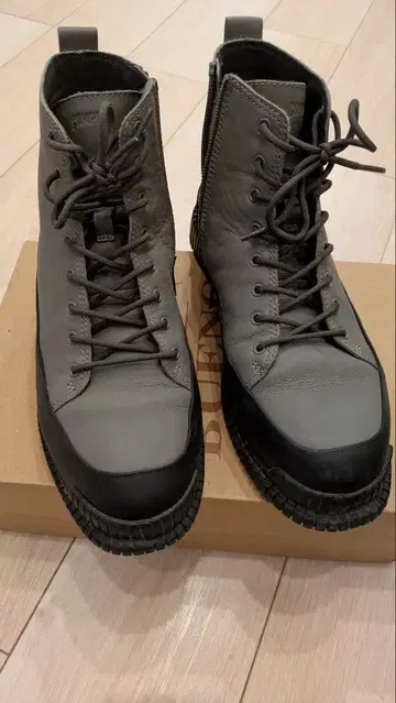 CAMPER 그레이 가죽 하이컷 스니커즈