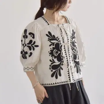 카란시엘 (quaranciel) / 자수 스퀘어넥 블라우스