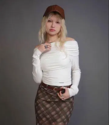 택 포함 새상품 ACLIENT 아클렌트 오프숄더 리브 상의 화이트