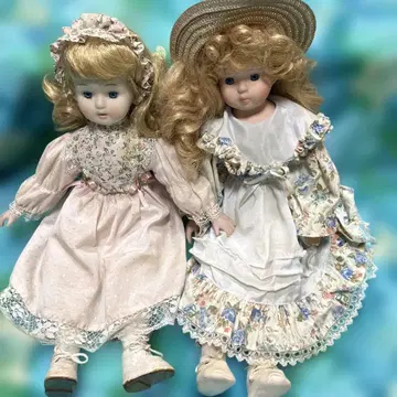 인형 2체 세트 핑크와 화이트 의상