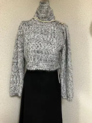 퍼 터치 크롭 하이넥 니트