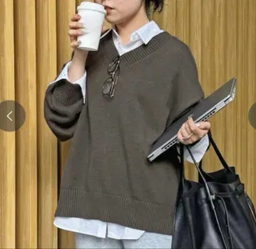 GALLARDAGALANTE 백 슬릿 V 니트 (카키)