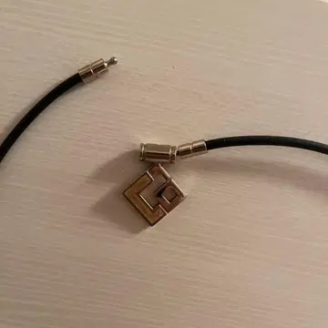 코란토테 목걸이 화이트