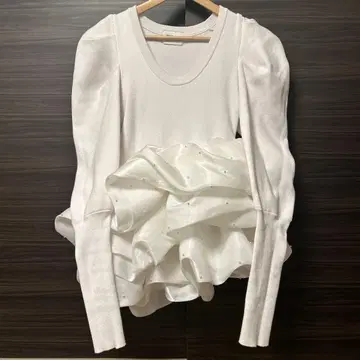 Bibiy. 화이트 프릴 니트 긴팔