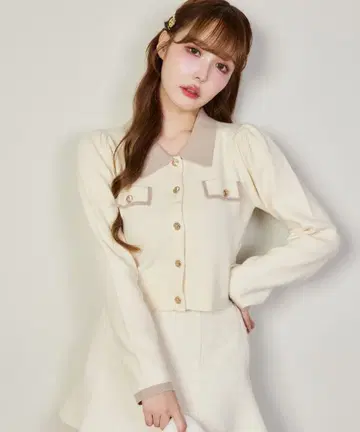 NICE CLAUP 골드 컬러 버튼 배색 카라 니트 아이보리