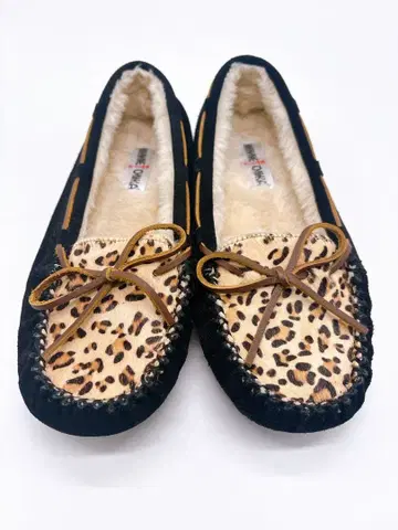 미네통카 리본 포함 모카신 블랙과 레오파드 무늬