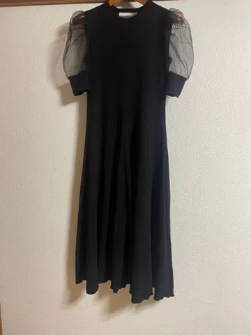 FUR FUR 블랙 시스루 퍼프 슬리브 원피스