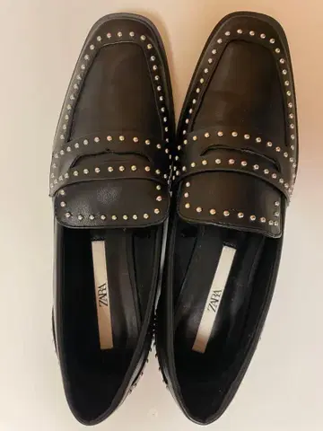 ZARA 스터드 장식 블랙 로퍼