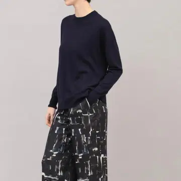 SACRA 사쿠라 크루넥 니트 네이비 이번 시즌