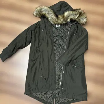 올리브색 퍼 후드 다운 자켓