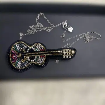 토쿠코 프리미에볼 기타형 비즈 펜던트 목걸이