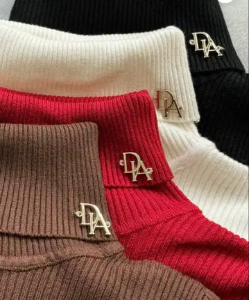 디안테 DA 로고 참 터틀넥 니트 화이트