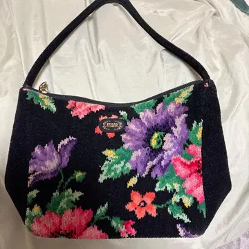 페이러 토트백 블랙 베이스에 꽃무늬 숄더 겸용.