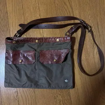 올리브 그린 숄더백 왕관 로고 포함