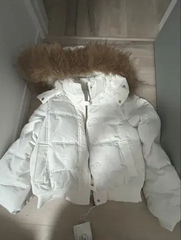 화이트 숏 다운 자켓 (퍼 포함)