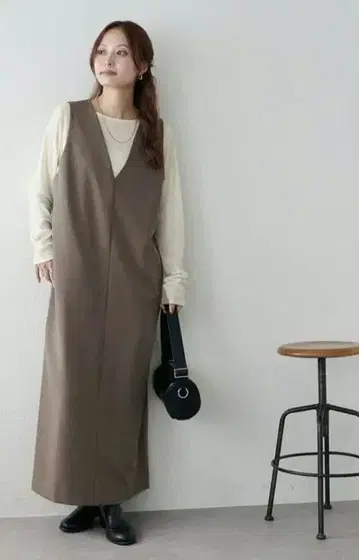 [ Discoat ] 깊은 V 넥 점프 스커트 모카 사이즈 M