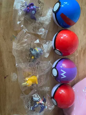 포켓몬 미니 피규어 4개와 몬스터 볼 세트