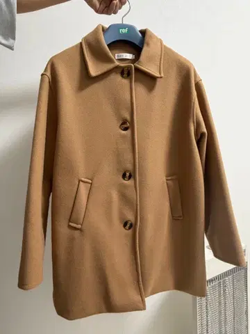 카멜 체스터 코트 버튼 포함