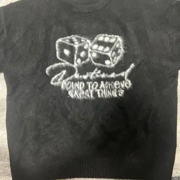 주사위 자수 니트 스웨터