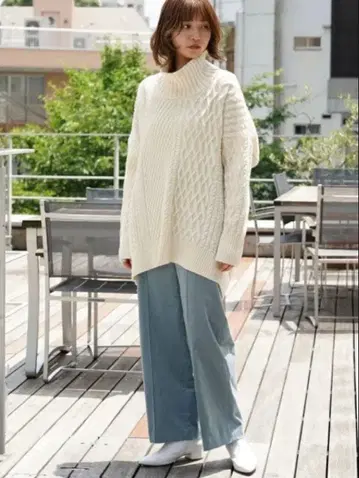 투모로우랜드 아이보리 케이블 니트 하이넥