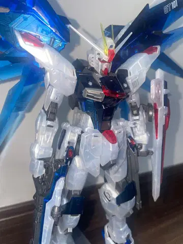 건담베이스 한정판 MG 프리덤 건담 클리어 컬러 완성품