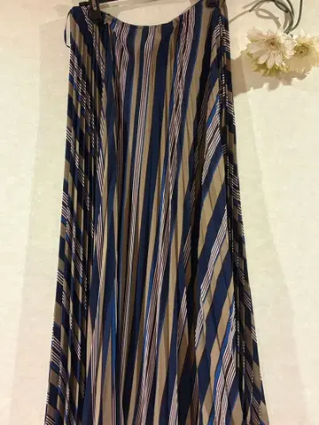 UNIQLO 스트라이프 플리츠 플레어 롱 스커트