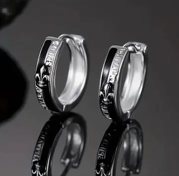실버 블랙 귀걸이(양쪽 귀용) 22일~27일 중 1700엔에 판매 예정