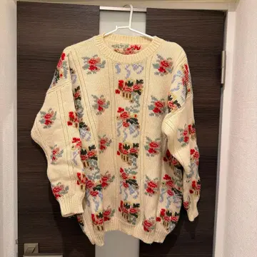 꽃무늬 크림색 니트 스웨터
