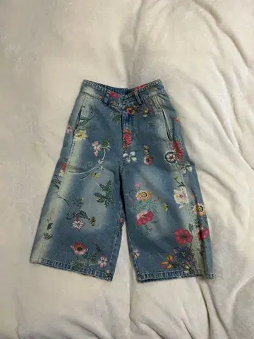 꽃무늬 자수 하프 데님