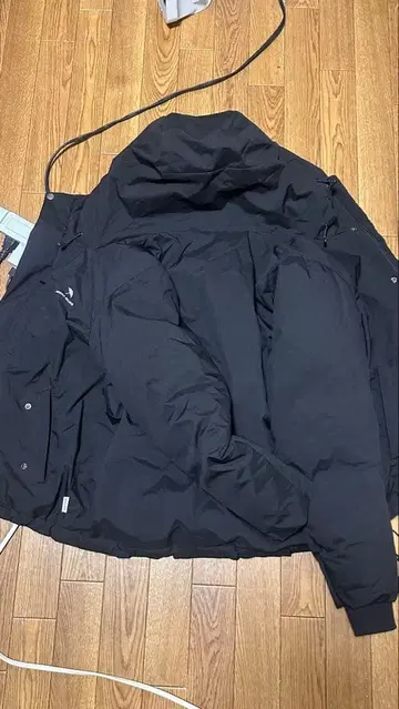 Arnie 블랙 다운 자켓 후드 부착