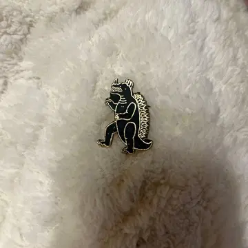 도호 앙기라스 핀 배지 서 있는 포즈