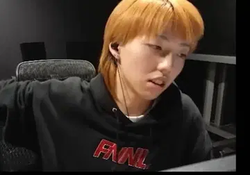 GON 착용 FENNEL 후드티