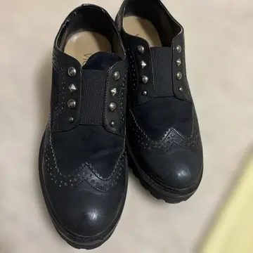 스터드 장식 블랙 브로그 슈즈