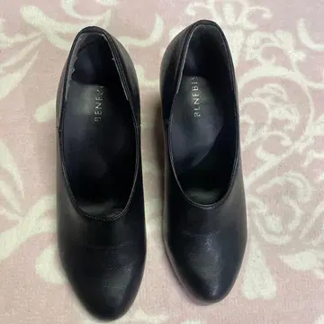 블랙 합성 피혁 부티 중간 힐