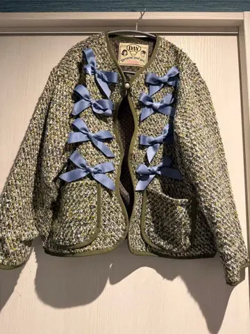 드라우스앤이엣 노카라 자켓 올리브 그린에 블루 리본