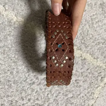 장식 달린 브라운 가죽 벨트 afb 스타일