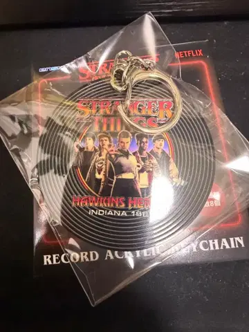 스트레인저 싱스 레코드 아크릴 키체인