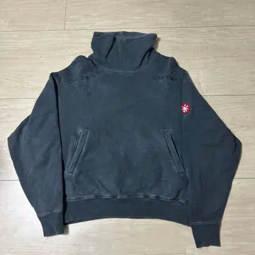 C.E CAV EMPT 다크 그레이 맨투맨