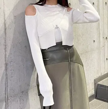 [ MURUA ] 프론트 후크 컷 아웃 니트 아이보리