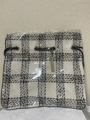 화이트와 블랙 체크 무늬 숄더백