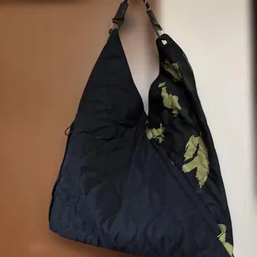 쿨 카리안 네이비와 카키의 숄더백