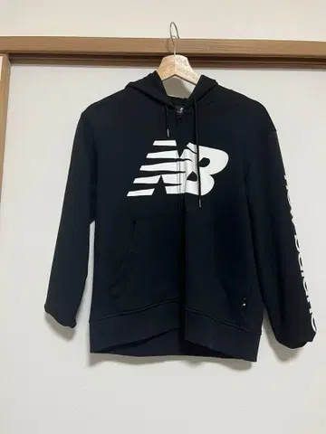 [ New Balance ] 블랙 후드 부착 후드티