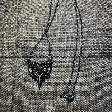 트라팔가 로 타투 모티브 하트형 목걸이