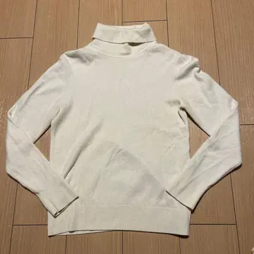 유니클로 캐시미어 100% 화이트 터틀넥 스웨터 M 사이즈
