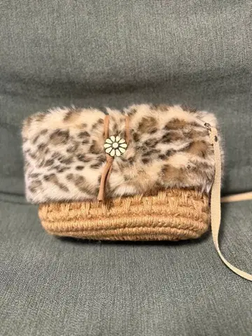 레오파드 무늬 퍼 바스켓 숄더백