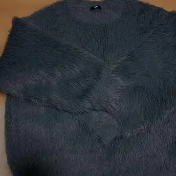 HARE 블루 크루넥 샤기 스웨터