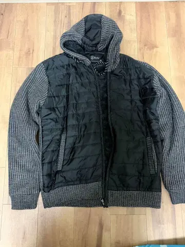 후드 부착 블랙 다운 자켓