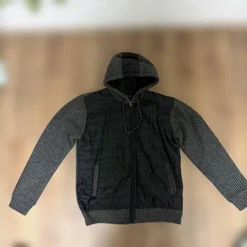 후드 부착 블랙 다운 자켓